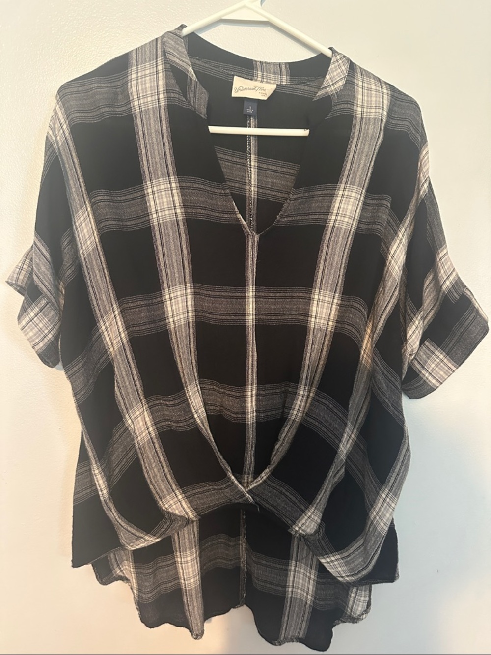 ❤️ 3/$10 Universal Thread Black & White Plaid Twist-Hem V-Neck Blouse